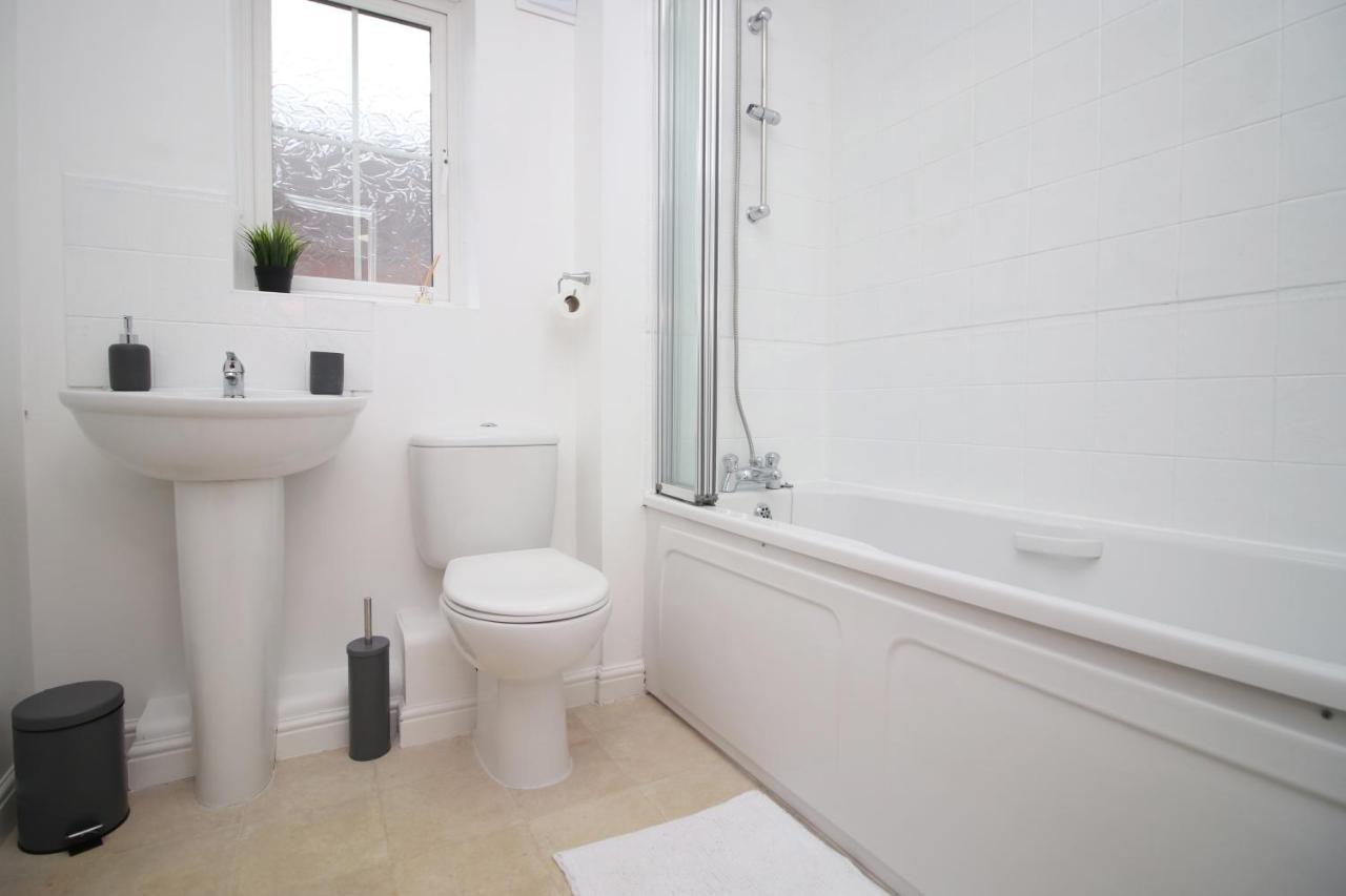 Delft - Spacious Home, High Speed Wi-Fi, Free Parking, Terrace Swindon Exterior photo