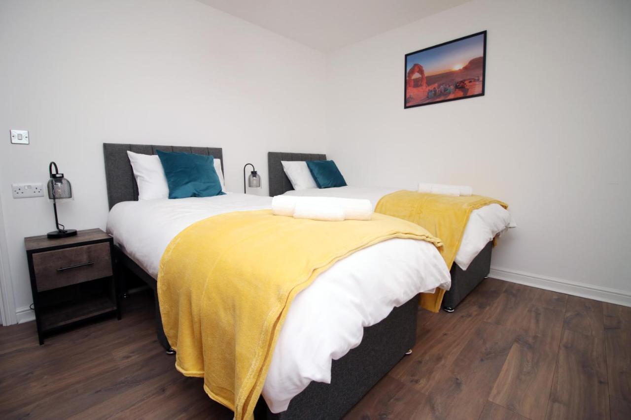 Delft - Spacious Home, High Speed Wi-Fi, Free Parking, Terrace Swindon Exterior photo